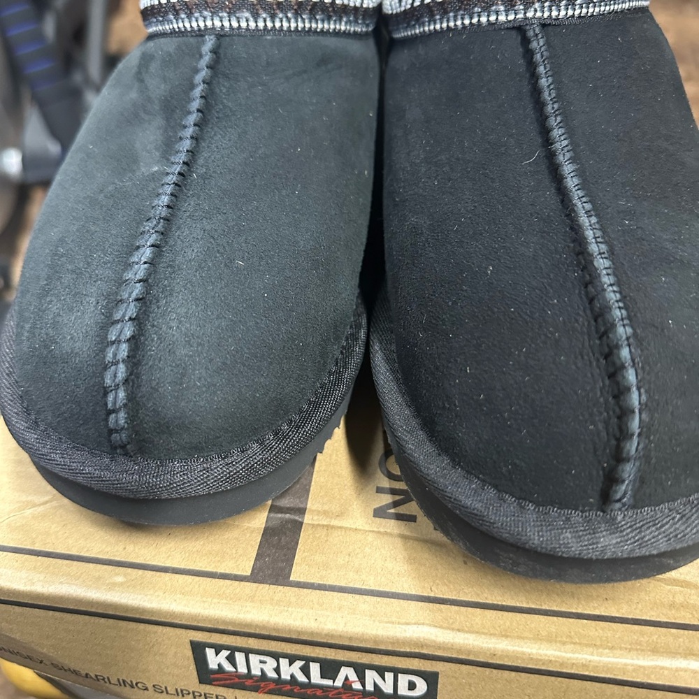 BNB Unisex 100 % Shearling Slippers in Black Mens Size 5 / Women’s 6